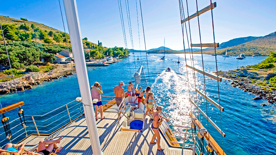 island hopping cruise in croatia