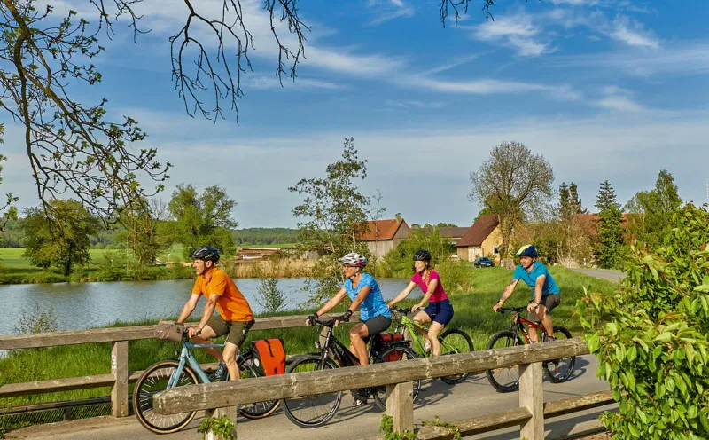 Cyclists at the Altmühl source at Hornauer Weiher