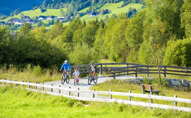 Mur cycle path, family, landscape