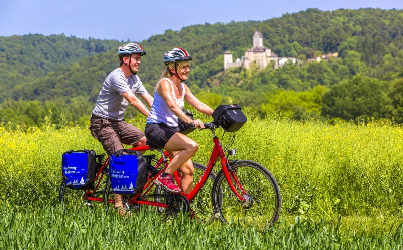 Kipfenberg Castle, cyclists, nature