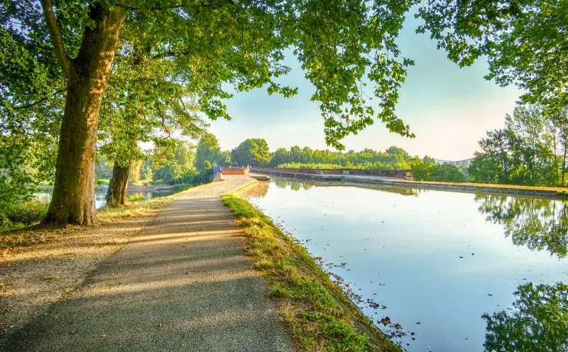 Cycle path along the Garonne