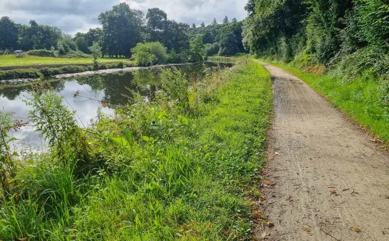 Cycle path along the Rance