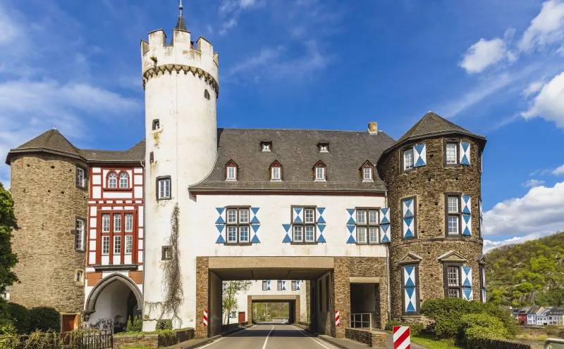front_castle_of_the_leyen_kobern_gondorf