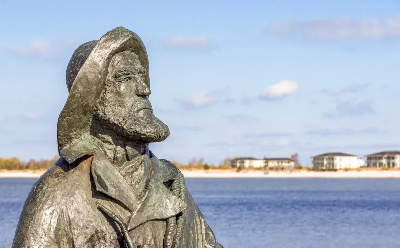 Bronze figure of fisherman Stüben in Heiligenhafen