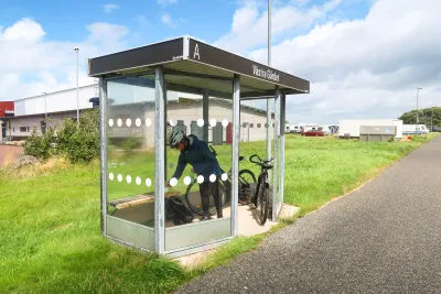 Bus shelter