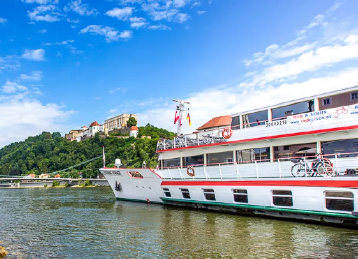 Bike and boat on the Danube cycle path