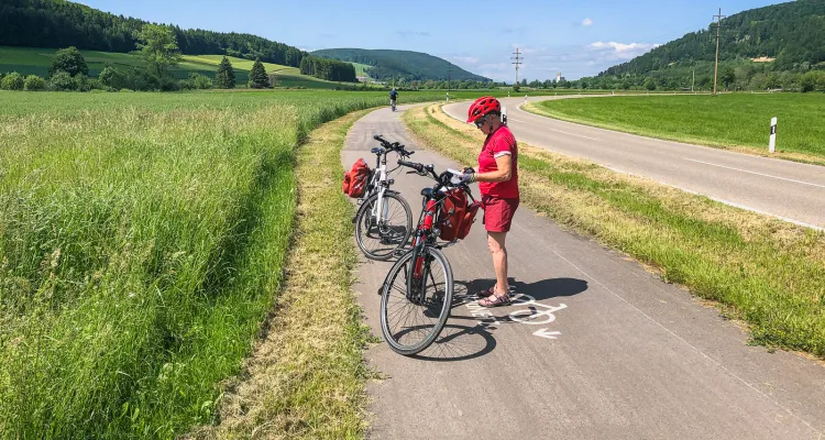 Cycle path, cyclist, landscape