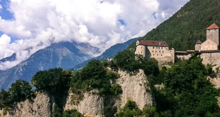 Etsch-Radweg, Schloss Tirol