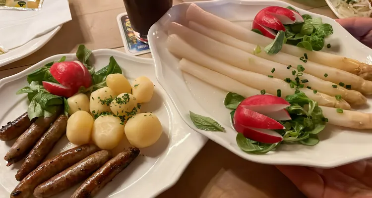 Nuremberg sausages & Franconian asparagus