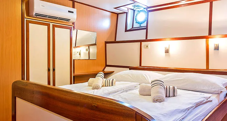 MS Amore, lower deck cabin with french bed