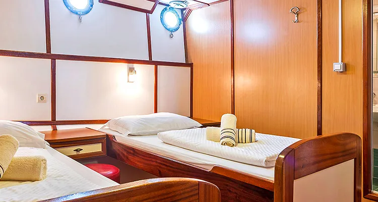 MS Amore, lower deck cabin with single beds