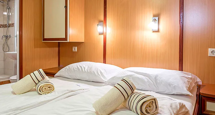 MS Amore, main deck cabin with french bed