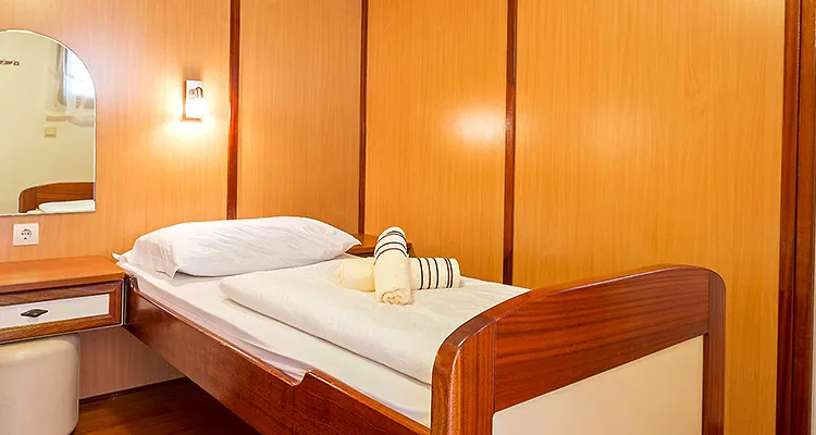 MS Amore, main deck cabin with single beds