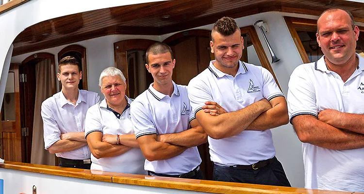 MS Amore, crew