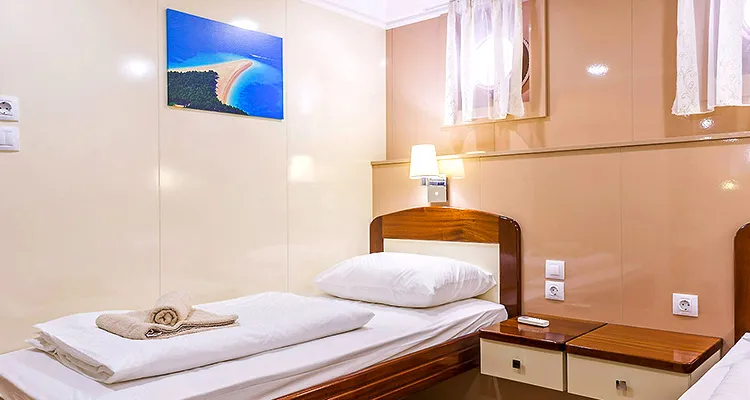 MY Mystic, lower deck cabin with single beds