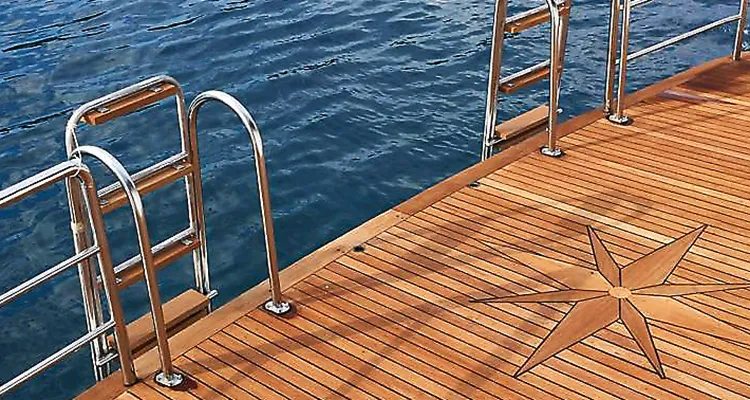 MY Relax, bathing platform
