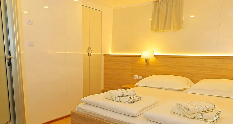 MY Relax, lower deck cabin with french bed