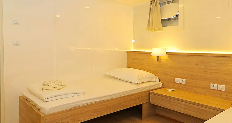 MY Relax, lower deck cabin with single beds
