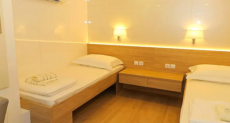 MY Relax, main deck cabin with single beds