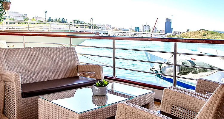 MY Voyage, lounge