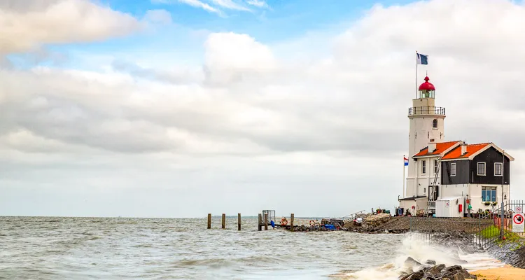 Der Leuchtturm von Marken am Markermeer