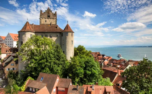 Der Bodensee-Radurlaub mit der Burg Meersburg und Blick auf den See