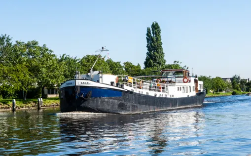 Rad und Schiff an der Maas
