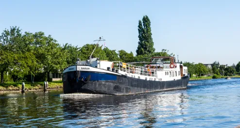Rad und Schiff an der Maas