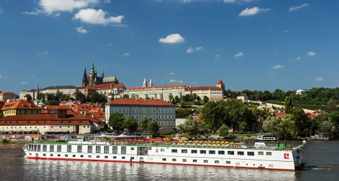 Rad und Schiff auf Elbe und Moldau